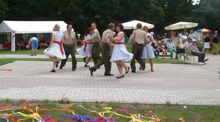 vystoupení v domově důchodců - červen 2012 - pletla v kytku